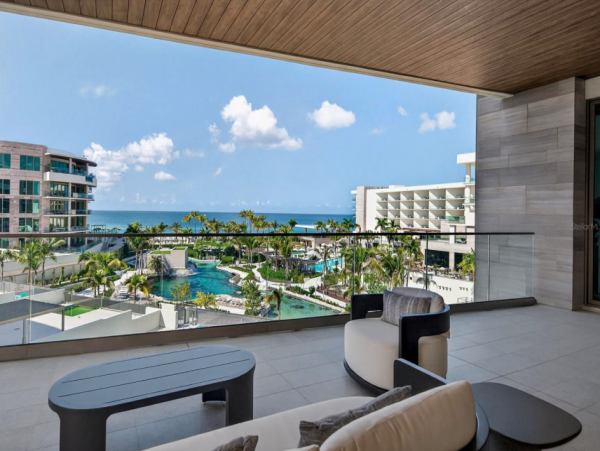 Coastal Luxury Retreat in Longboat Key - 2-Bedroom Condo Stunning Views